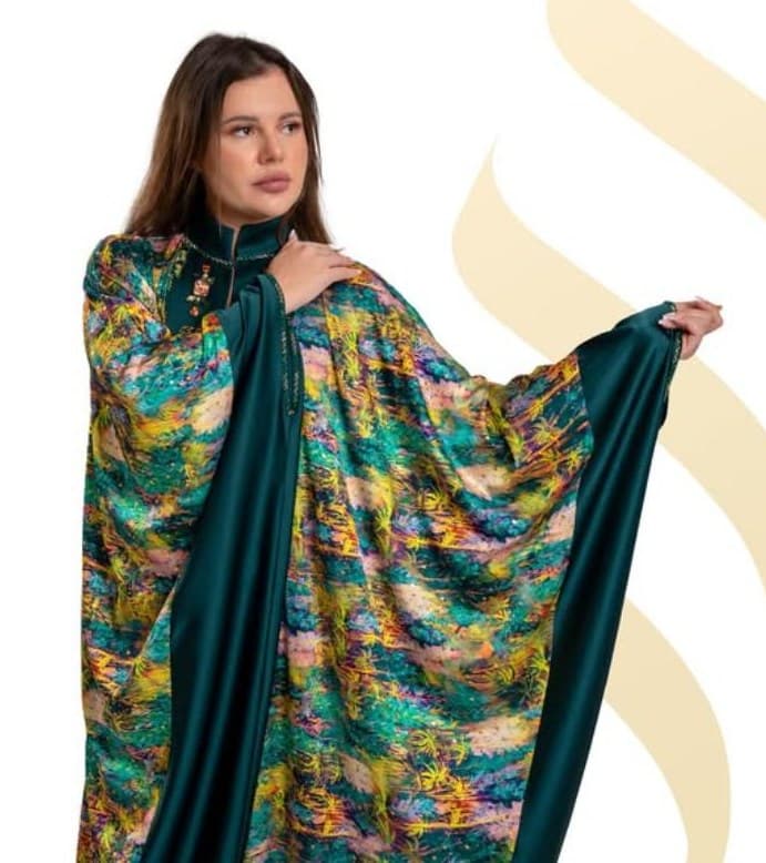 عباءة ساتان مطبوعة بالزمردي