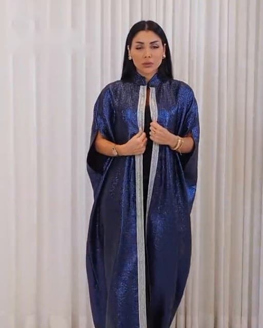 عباءة كحلية لامعة بحواف فضية
